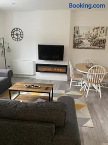 Stunning modern apartment in the Cotswolds sleeps six - Image 1