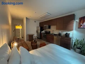 Elegant Suite at Marina-Venice Beach with Pool, Jacuzzi, GYM by Holisticā Retreats - Image 3
