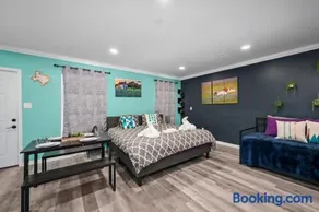 Mins to Midtown Heights Studio Apt with Free Parking - Image 2