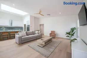 Sunningdale - Pool Entertainer, Luxurious Living - Image 2