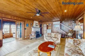 Dog-friendly, bayfront home - gorgeous ocean views, private balcony & fireplace - Image 4