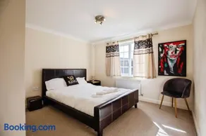 Spacious 2-Bed Family Flat in Wimbledon Near Tube - Image 3