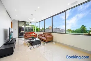 Putney Brand New Luxury House Pool & Waterview - Image 2