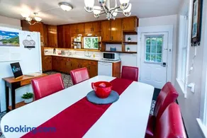 Vintage downtown flat near Holy Hill, Golf &Ski - Image 4