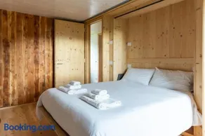 Modern chalet with hot tube - Image 5
