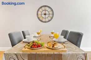 City Heaven Retreat with Balcony, Free Parking - Image 2