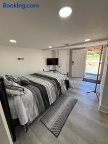 Private&Modern cozy studio in Greer - Image 5