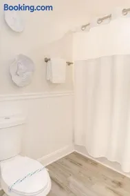 2006 Queen Suite, 2nd Floor Cove - Image 2