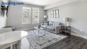 Landing - Modern Apartment with Amazing Amenities (ID4139) - Image 2