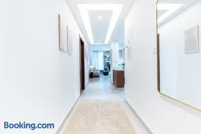 Luxurious 2 BR Apt in Park Gate - Near Metro - Image 4