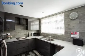 Modern 3-Bedroom Retreat - Image 3