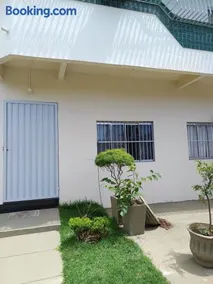 Suíte bem localizada, perto da praia, ar-condicionado e garagem - Image 3