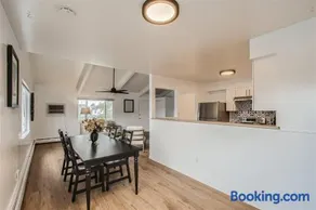 Natural Light, High-Vaulted Ceilings Apartment and Garage - Image 5