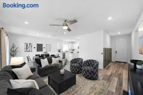 Newly Built Home in Riverside Close to UCR DTWN - Image 1