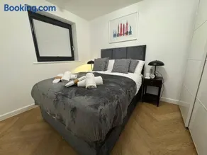 Modern 2-Bed Apartment Near Watford Junction - Image 4
