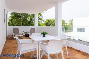 White suites - Image 3