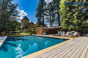 Villa avec piscine sur le domaine d'un château - Image 1