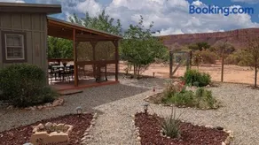 Basecamp Bluff - Bungalow with Patio, Dogs Welcome - Image 4
