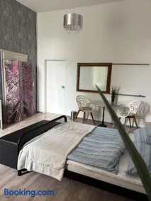 Nr 1 Gemütliches Zimmer im Zentrum 300m vom Marktplatz entfernt mit Stadtblick WLAN WC und Duschkabine zur Mitbenutzung gut angebunden und funktional eingerichtet - Image 2
