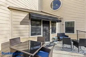 Elegant Lakefront Condo Showcasing Spectacular Views. - Image 3