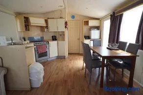 Lyntons 3 bedroom caravan pets stay free linen included - Image 1