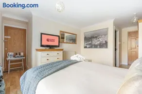 GuestReady - Relaxing Ensuite Room with Balcony - Image 2