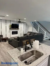 Modern new townhouse near Stone Mountain Sleeps 10 - Image 1