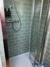Grove View Studio Apartment - Image 2