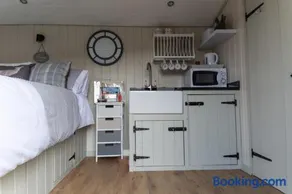 Hilltop Hut - Image 4