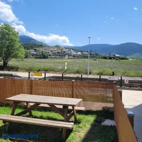 Loft mansardé du train jaune avec vue sur les montagnes - Image 2