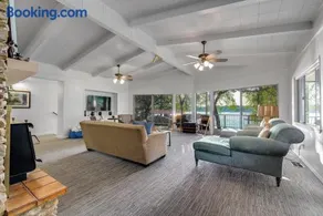 The Shorewood Lakeside Oasis, Pet-Friendly Getaway - Image 3