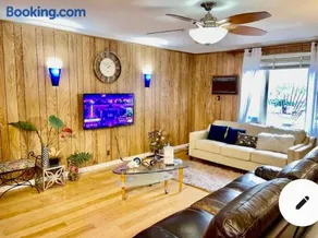 LGA airport 3 mins, Vacation 3 BR Duplex House, Parking and private backyard, 9mins subway! - Image 1