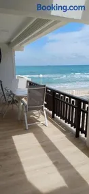 Cosy flat with a large terrace facing the sea - Image 1
