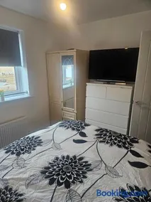 Peachy velvet room in a flat for female guest only - Image 4
