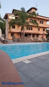 Esclusivo Residence di 6 Appartamenti con Piscina Privata a Capo Vaticano - Image 1