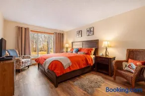 Large 2 Floor Condo, Pool Pass, Beach Club, walk to Shanty Creek - Image 2