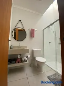 Casa nova e ampla, completa para sua hospedagem - Image 3