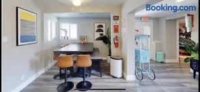 4 Bedroom Vintage Cool House - Image 3