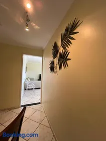 Apto no Centro de Guaíra com ar condicionado na sala e quarto - Image 2