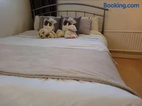 Spacious 5 Bedroom 11 Guest Family House in Horsham - Image 4