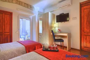 Top Center Room & Apartment - Image 4