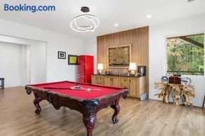 Luxury Mountain Getaway, Panoramic Views, Game Room, and Outdoor Activity Area! - Image 2