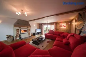 Oak Barn - Image 1