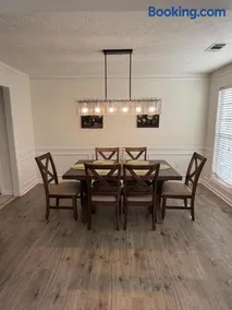 Cozy modern Mediterranean haven, 1 King 2 Queens - Image 3