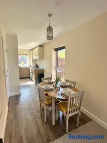 Spacious 2-bedroom house with free parking - Image 2