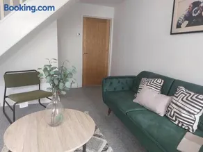 Charming 2 BedRoom Tredegar Gem. Sleeps 4 - Image 5