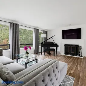 Remodeled, Spacious, Modern Retreat 5 BR, 3BA, 2KIT - Image 2