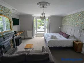 Four Seasons Guesthouse - Image 2