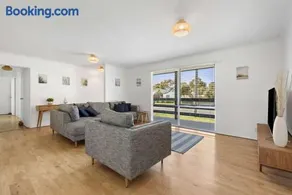 Bonnyvale Beach Shack- Pet friendly, walk to the beach! - Image 2