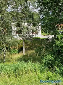 Nyrenoverad lägenhet centralt, nära till kust och natur - Image 2